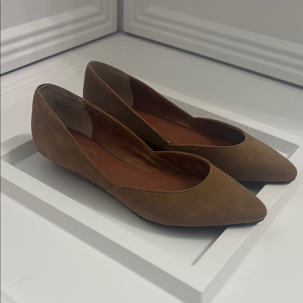 Seychelles Tan Flats Sleek Minimalist Design. Like New